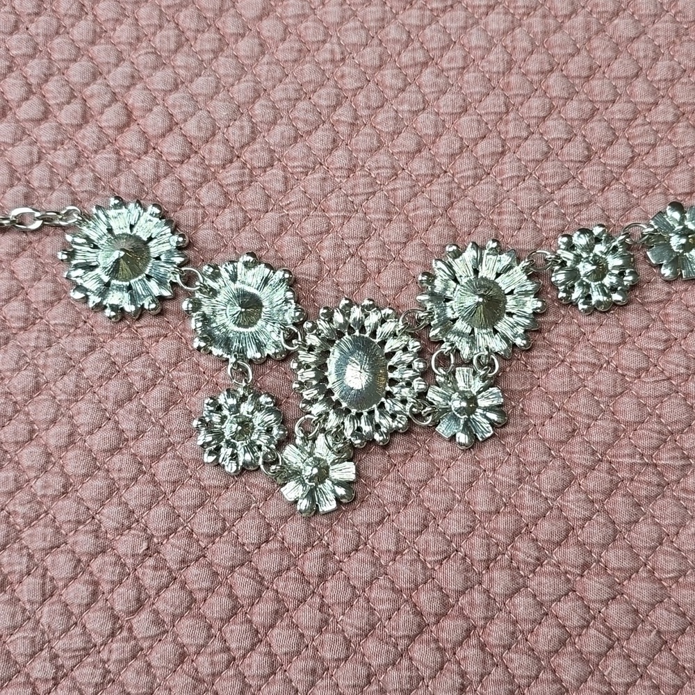 Stella & Dot Elegant Floral Statement Necklace - Picture 8 of 9